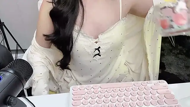 Snapshot of Mya_Lee chatting on 01/24/25, 10:19 Mya Lee online show from 01/24/25, 10:19