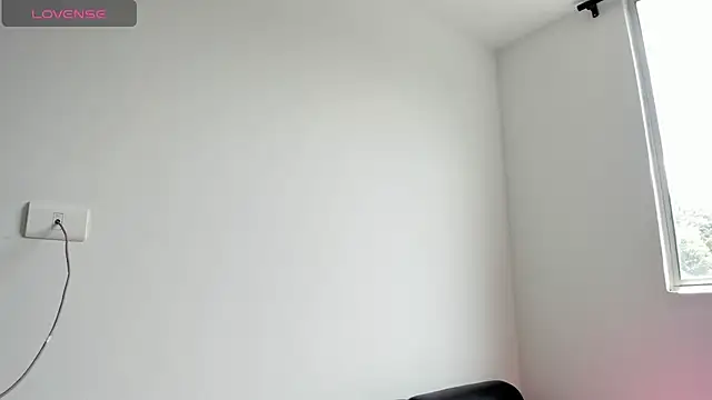 Snapshot of CuteEbony1 chatting on 10/17/25, 05:37 CuteEbony1 online show from 10/17/25, 05:37