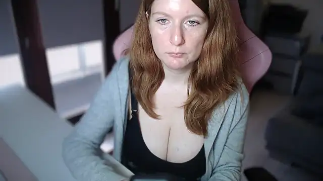 Snapshot of Exotic-Desire chatting on 11/18/25, 11:02 Exotic-Desire online show from 11/18/25, 11:02