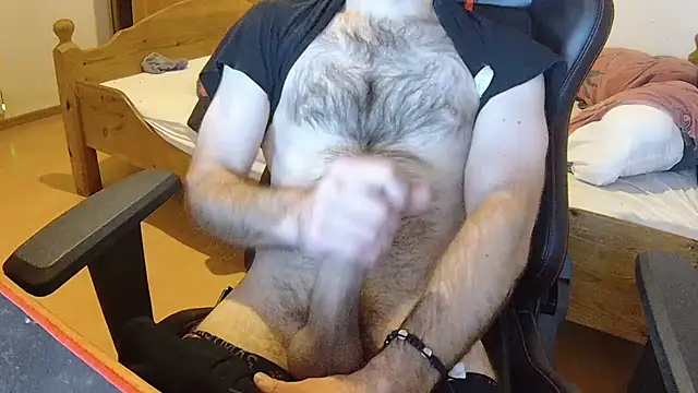 Snapshot of KmlBI26 chatting on 11/20/25, 05:24 KmlBI26 online show from 11/20/25, 05:24