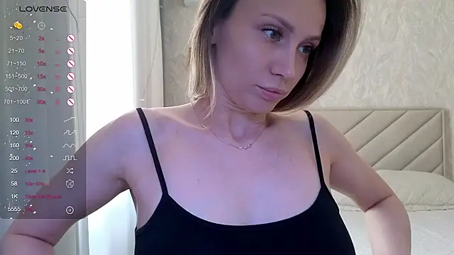 Snapshot of Alice_Wonders chatting on 03/06/26, 06:19 Alice Wonders online show from 03/06/26, 06:19