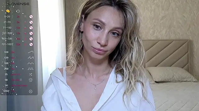 Snapshot of Alice_Wonders chatting on 06/18/26, 09:47 Alice Wonders online show from 06/18/26, 09:47