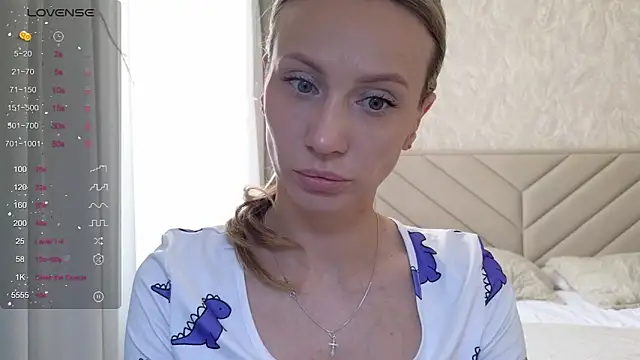 Snapshot of Alice_Wonders chatting on 04/15/26, 08:09 Alice Wonders online show from 04/15/26, 08:09