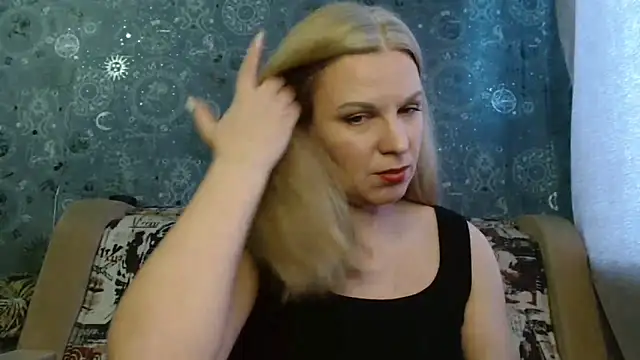 Snapshot of BlondeFox chatting on 11/28/25, 04:23 BlondeFox online show from 11/28/25, 04:23