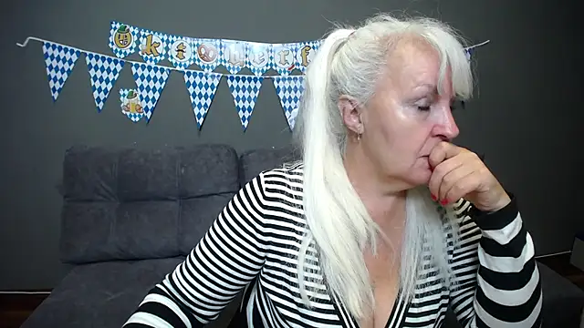 Snapshot of BlondyLeeBest chatting on 09/27/25, 06:58 BlondyLeeBest online show from 09/27/25, 06:58