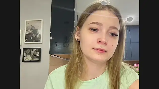 Snapshot of CharmingSarah chatting on 03/12/25, 11:32 CharmingSarah online show from 03/12/25, 11:32