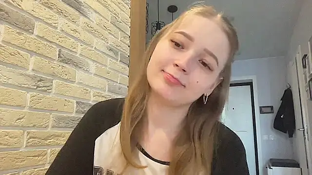 CharmingSarah online show from 04/17/26, 01:47