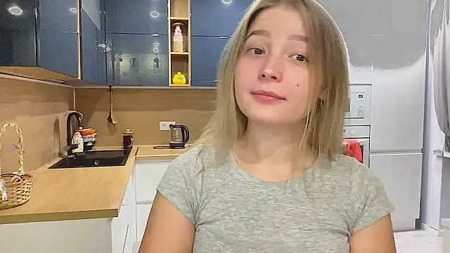 Snapshot of CharmingSarah chatting on 09/14/25, 03:12 CharmingSarah online show from 09/14/25, 03:12