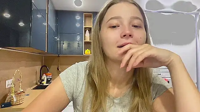 Snapshot of CharmingSarah chatting on 09/13/25, 03:45 CharmingSarah online show from 09/13/25, 03:45