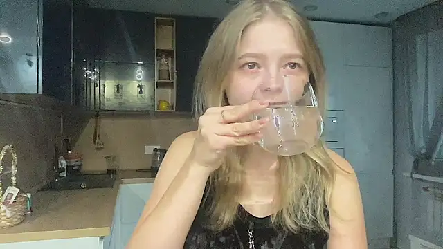 Snapshot of CharmingSarah chatting on 09/10/25, 03:22 CharmingSarah online show from 09/10/25, 03:22