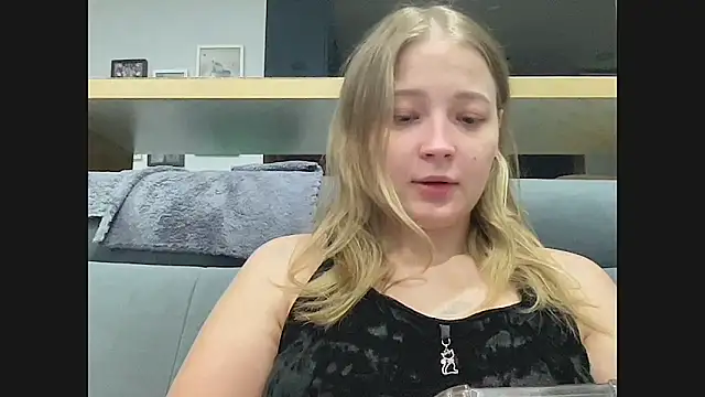 Snapshot of CharmingSarah chatting on 10/16/25, 04:26 CharmingSarah online show from 10/16/25, 04:26