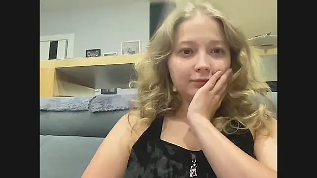 Snapshot of CharmingSarah chatting on 09/25/25, 04:35 CharmingSarah online show from 09/25/25, 04:35