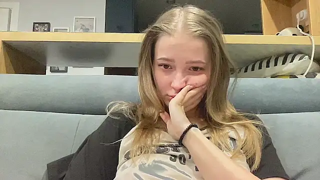 CharmingSarah online show from 04/15/26, 04:22