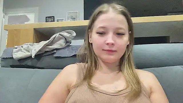 Snapshot of CharmingSarah chatting on 10/25/25, 04:40 CharmingSarah online show from 10/25/25, 04:40