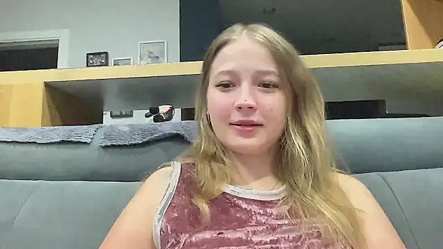 Snapshot of CharmingSarah chatting on 11/13/25, 05:39 CharmingSarah online show from 11/13/25, 05:39