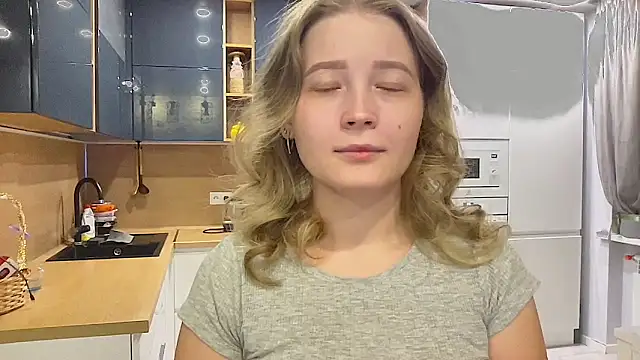 Snapshot of CharmingSarah chatting on 09/27/25, 03:29 CharmingSarah online show from 09/27/25, 03:29