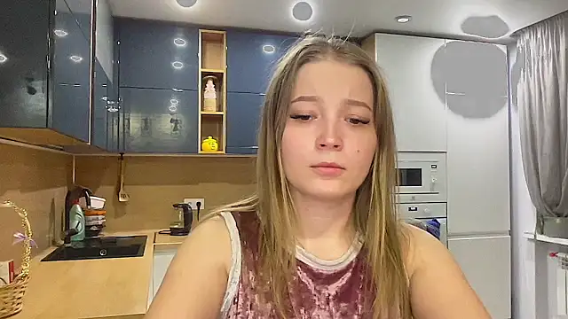 Snapshot of CharmingSarah chatting on 11/05/25, 02:42 CharmingSarah online show from 11/05/25, 02:42