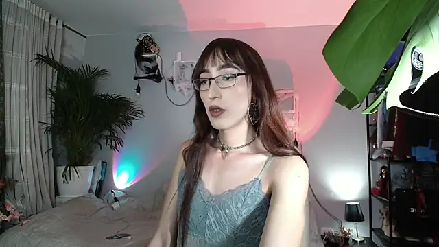 NicoleCortez online show from 10/19/25, 09:01