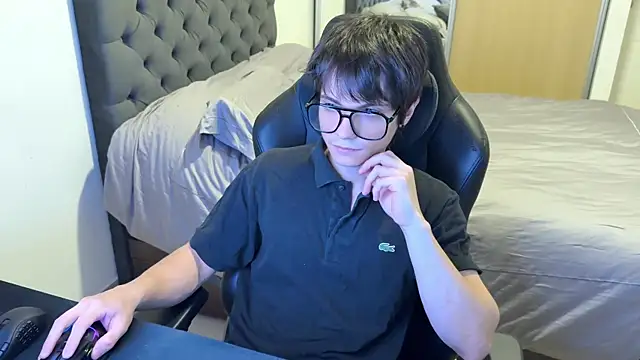 Snapshot of SasukeUhchiaa chatting on 03/11/25, 11:47 SasukeUhchiaa online show from 03/11/25, 11:47