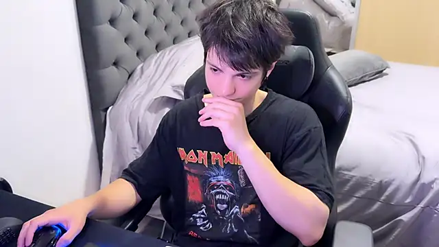 Snapshot of SasukeUhchiaa chatting on 02/22/25, 01:33 SasukeUhchiaa online show from 02/22/25, 01:33