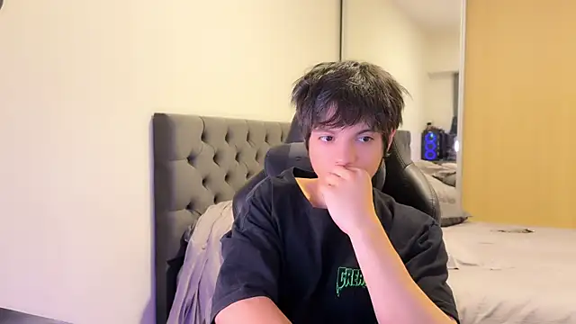 Snapshot of SasukeUhchiaa chatting on 03/19/25, 12:37 SasukeUhchiaa online show from 03/19/25, 12:37