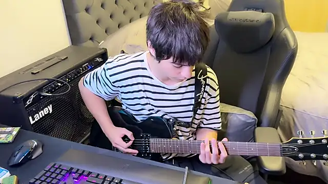 Snapshot of SasukeUhchiaa chatting on 03/08/25, 04:50 SasukeUhchiaa online show from 03/08/25, 04:50