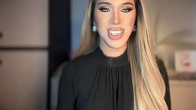 Snapshot of Ts_glamxxxx chatting on 12/15/25, 07:58 Ts glamxxxx online show from 12/15/25, 07:58