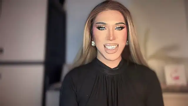 Snapshot of Ts_glamxxxx chatting on 12/17/25, 01:54 Ts glamxxxx online show from 12/17/25, 01:54