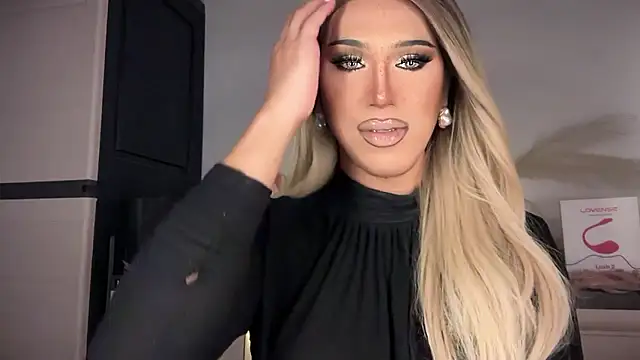 Snapshot of Ts_glamxxxx chatting on 01/10/26, 12:06 Ts glamxxxx online show from 01/10/26, 12:06