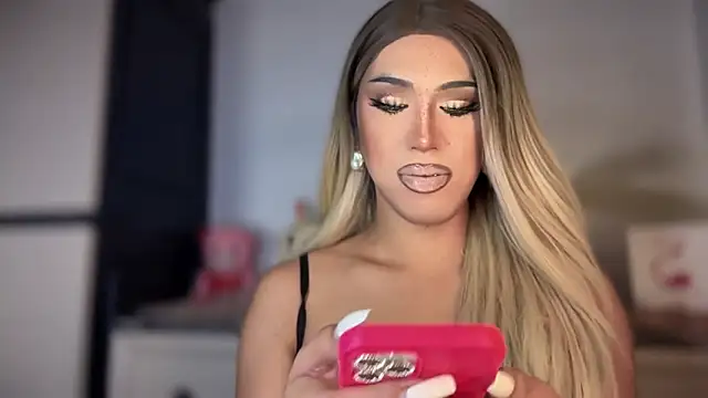 Snapshot of Ts_glamxxxx chatting on 01/06/26, 01:42 Ts glamxxxx online show from 01/06/26, 01:42