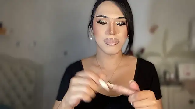 Snapshot of Ts_glamxxxx chatting on 11/17/25, 03:43 Ts glamxxxx online show from 11/17/25, 03:43