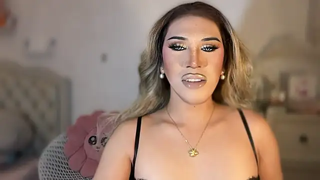 Snapshot of Ts_glamxxxx chatting on 10/28/25, 02:01 Ts glamxxxx online show from 10/28/25, 02:01