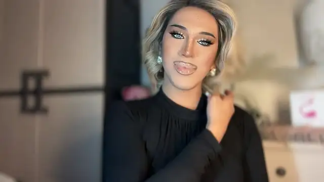 Snapshot of Ts_glamxxxx chatting on 12/05/25, 11:42 Ts glamxxxx online show from 12/05/25, 11:42