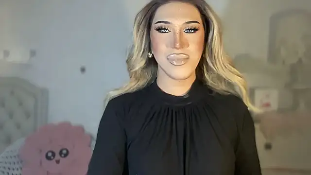 Snapshot of Ts_glamxxxx chatting on 10/22/25, 03:06 Ts glamxxxx online show from 10/22/25, 03:06