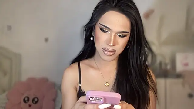 Snapshot of Ts_glamxxxx chatting on 11/18/25, 01:32 Ts glamxxxx online show from 11/18/25, 01:32