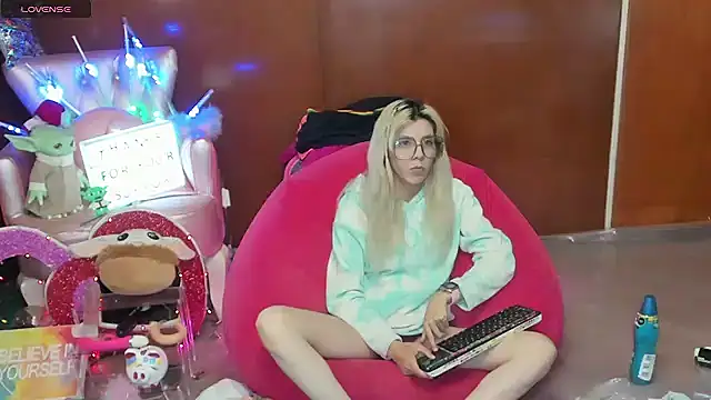 Snapshot of Skinygirl chatting on 07/17/26, 11:46 Skinygirl online show from 07/17/26, 11:46