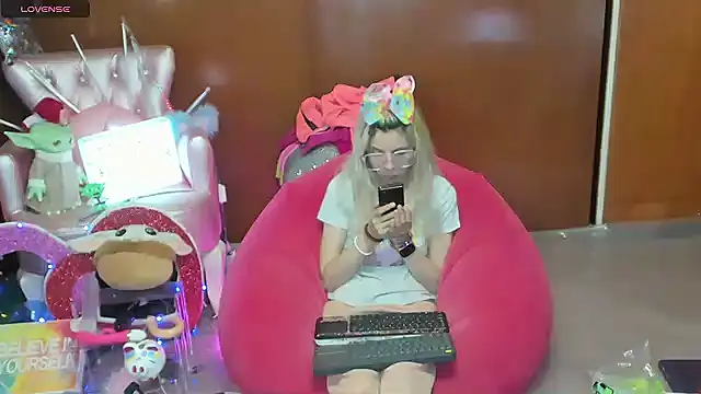 Snapshot of Skinygirl chatting on 07/09/26, 12:11 Skinygirl online show from 07/09/26, 12:11