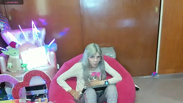 Snapshot of Skinygirl chatting on 05/09/26, 12:03 Skinygirl online show from 05/09/26, 12:03