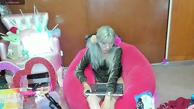 Snapshot of Skinygirl chatting on 05/16/26, 12:09 Skinygirl online show from 05/16/26, 12:09