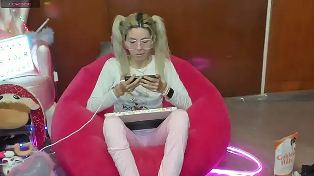 Snapshot of Skinygirl chatting on 06/15/26, 12:22 Skinygirl online show from 06/15/26, 12:22