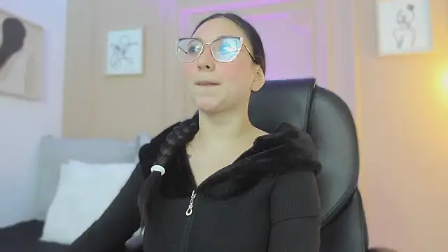 Snapshot of lucy_neil chatting on 02/12/26, 02:33 lucy neil online show from 02/12/26, 02:33