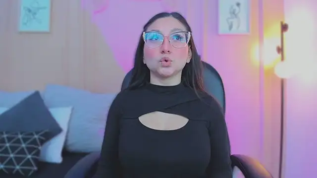 lucy neil online show from 03/31/26, 02:35