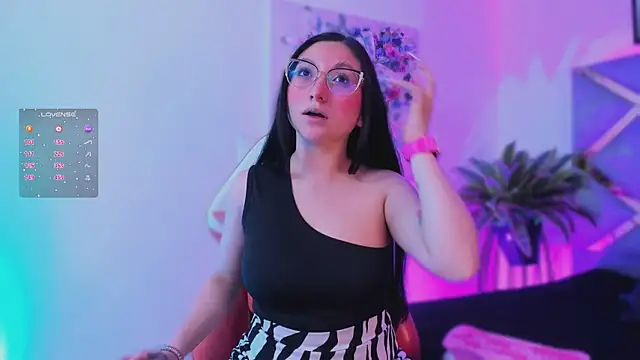 Snapshot of lucy_neil chatting on 11/12/25, 02:37 lucy neil online show from 11/12/25, 02:37