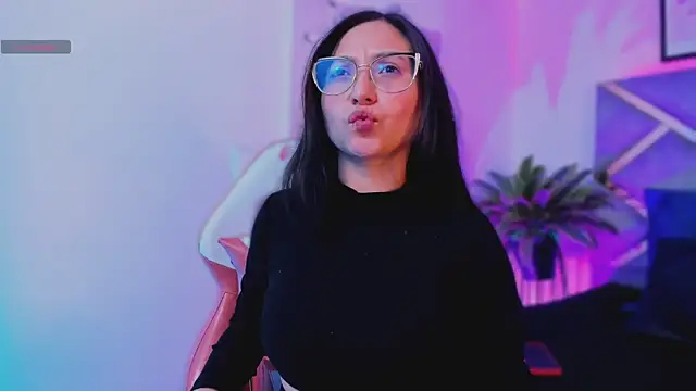 Snapshot of lucy_neil chatting on 10/28/25, 02:34 lucy neil online show from 10/28/25, 02:34