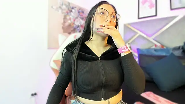 Snapshot of lucy_neil chatting on 10/31/25, 02:30 lucy neil online show from 10/31/25, 02:30