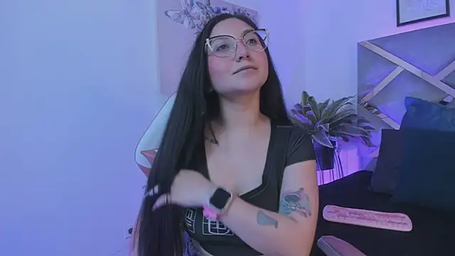 Snapshot of lucy_neil chatting on 10/21/25, 02:33 lucy neil online show from 10/21/25, 02:33