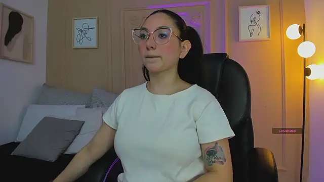 Snapshot of lucy_neil chatting on 02/05/26, 02:40 lucy neil online show from 02/05/26, 02:40