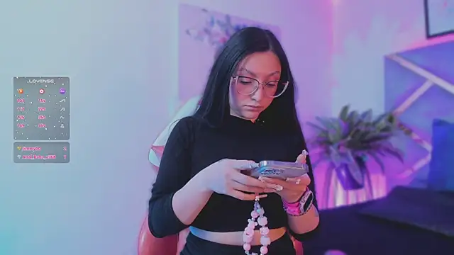 Snapshot of lucy_neil chatting on 11/18/25, 03:37 lucy neil online show from 11/18/25, 03:37