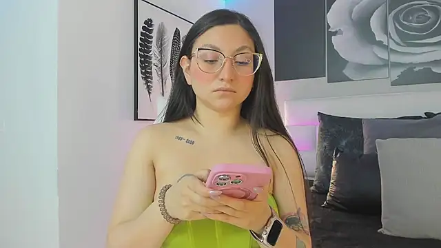 Snapshot of lucy_neil chatting on 10/03/25, 07:04 lucy neil online show from 10/03/25, 07:04