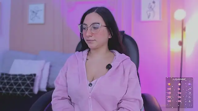 Snapshot of lucy_neil chatting on 02/20/26, 02:41 lucy neil online show from 02/20/26, 02:41